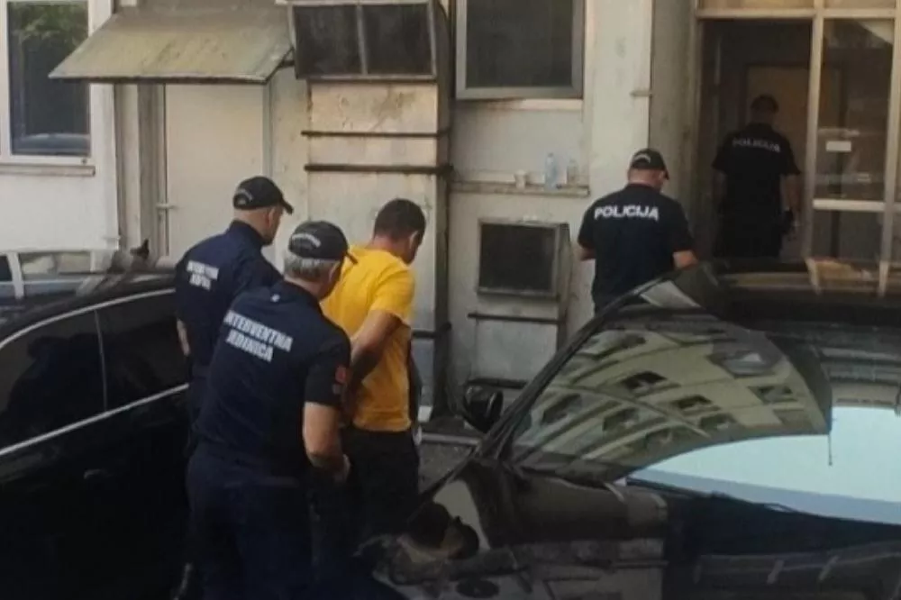 Privođenje Boškovića (Foto: Televizija E)