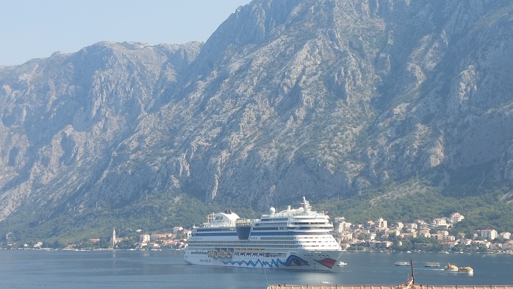Kruzer u Bokokotorskom zalivu (Foto: Radio Kotor)