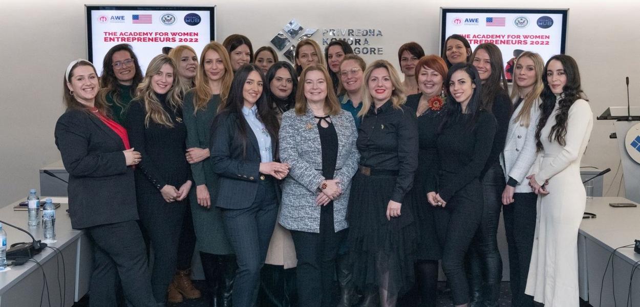Polaznice AWE Akademije generacije 2022. sa ambasadorkom Rajnke i direktoricom Pejović iz DigitalBee (Foto: Akademija za žene preduzetnice)
