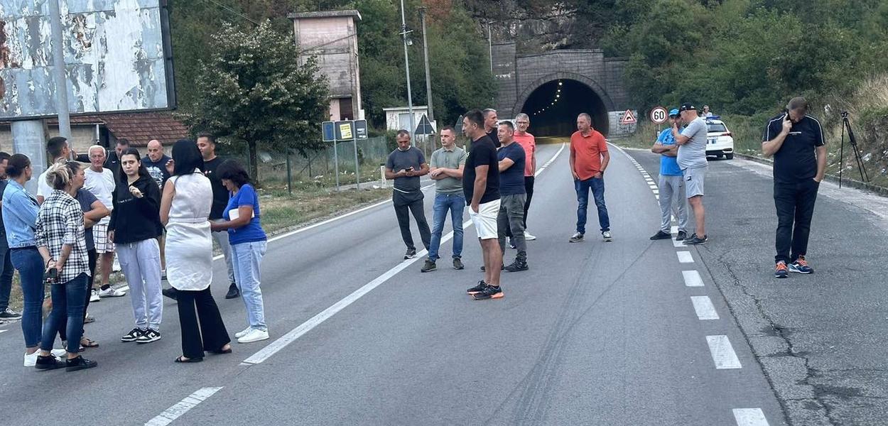 Mještani blokirali put (Foto: RTNK)