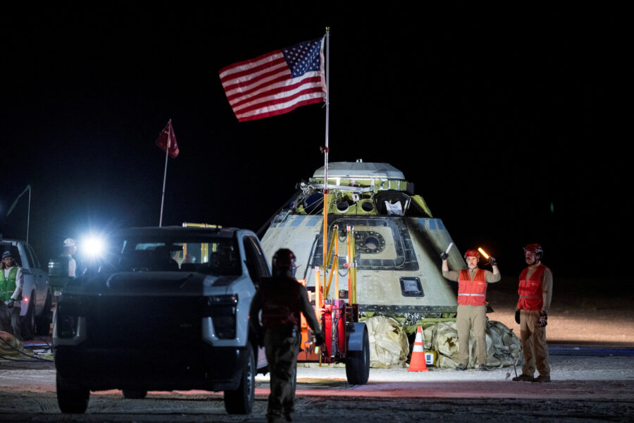 Boeing and NASA teams work around NASA's Boeing Crew Flight Test Starliner spacecraft after it landed uncrewed, at White Sands, New Mexico, U.S., September 6, 2024 Mountain Time (Sept. 7 Eastern Time). This approach allows NASA and Boeing to continue gathering testing data on the spacecraft. NASA/Aubrey Gemignani/Handout via REUTERS THIS IMAGE HAS BEEN PROVIDED BY A THIRD PARTY. MANDATORY CREDIT (Foto: NASA/Aubrey Gemignani)