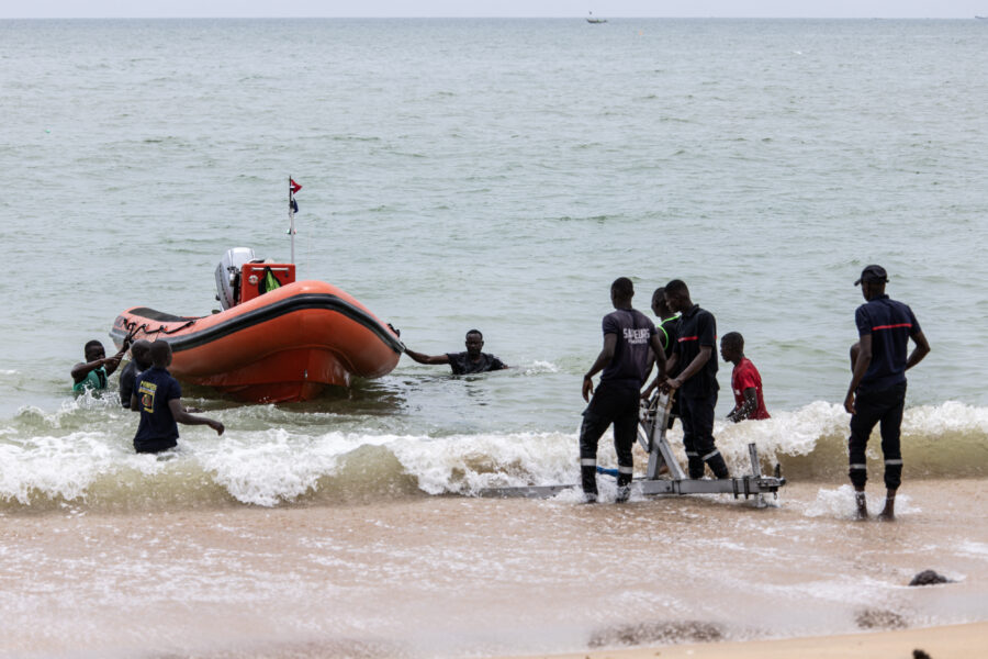 Members of a search and rescue team make their way to shore during a search to find survivors and retrieve the dead after a pirogue carrying over a hundred migrants sank the night before, in Mbour on September 9, 2024. At least nine people have died after their boat sank off the coast of Senegal on September 8, 2024, in the latest migration-linked tragedy to occur off West Africa. Senegal's coasts, particularly perilous due to the strong currents which sees thousands of deaths and disappearances every year on overloaded and often unseaworthy boats, are one of the main departure points for migrants heading to Europe. (Photo by JOHN WESSELS / AFP) (Foto: JOHN WESSELS / AFP)