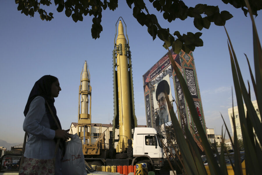 FILE - A Ghadr-H missle, center, a solid-fuel surface-to-surface Sejjil missile and a portrait of the Supreme Leader Ayatollah Ali Khamenei are on display for the annual Defense Week at Baharestan Sq. in Tehran, Iran, Sept. 24, 2017. (AP Photo/Vahid Salemi, File) (Foto: AP Photo/Vahid Salemi)