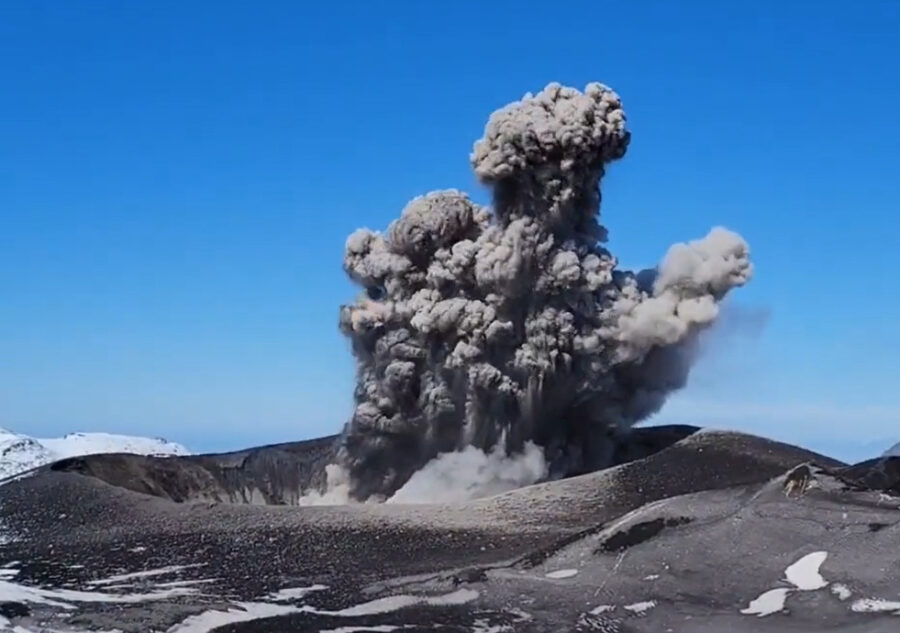 Vulkan redovno izbacuje pepeo od oktobra 2016. (Foto: Stop kadar)