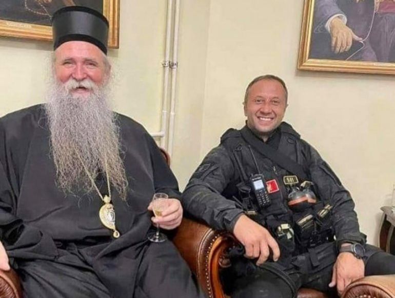 Joanikije Mićović u društvu sa specijalcem Petrom Kneževićem koji je na vezi držao kriminalce iz više gradova Crne Gore tokom nasilnog ustoličenja 5. septembra 2021. godine na Cetinju
