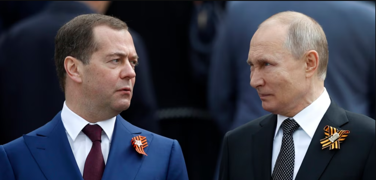 Dmitrij Medvedev i Vladimir Putin tokom parade na Dan pobjede, u Moskvi, 9. 5. 2019.