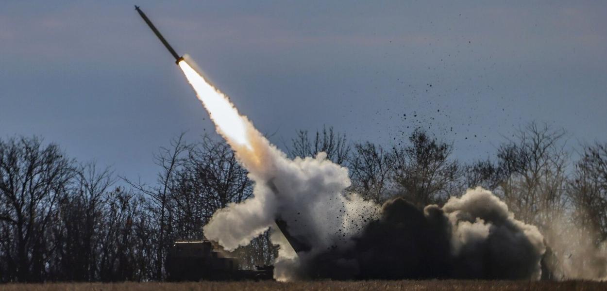 Artiljerijski raketni sistem visoke pokretljivosti (HIMARS) ukrajinske vojske puca blizu linije fronta u sjevernoj oblasti Herson, Ukrajina, novembar 2022. (Foto: EPA-EFE)