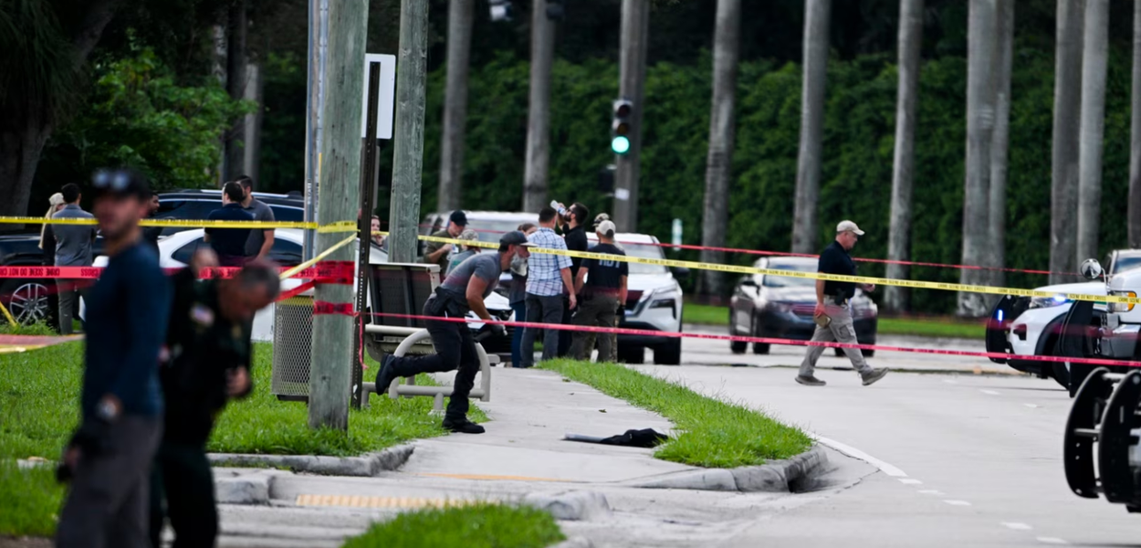 FBI,, policija i agenti tajnih službi ispred Trampovog internacionalnog golf kluba u West Palm Beachu, na Floridi, 15. septembra 2024. nakon incidenta sa pucnjavom na golf terenu. (Foto: AFP)