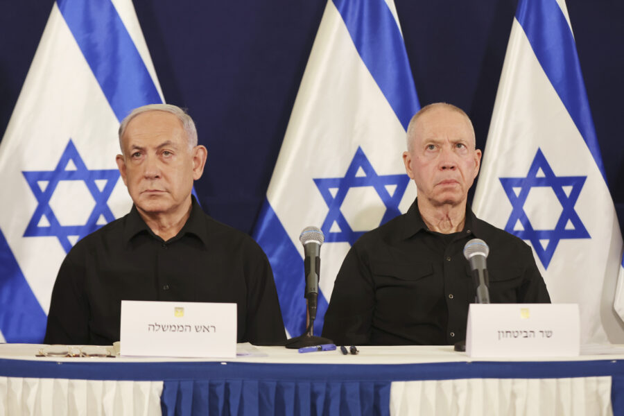 FILE -Israeli Prime Minister Benjamin Netanyahu, left and Defense Minister Yoav Gallant attend a press conference in the Kirya military base in Tel Aviv, Israel, Oct. 28, 2023. (Abir Sultan/Pool Photo via AP, File) (Foto: Abir Sultan/Pool Photo via AP)