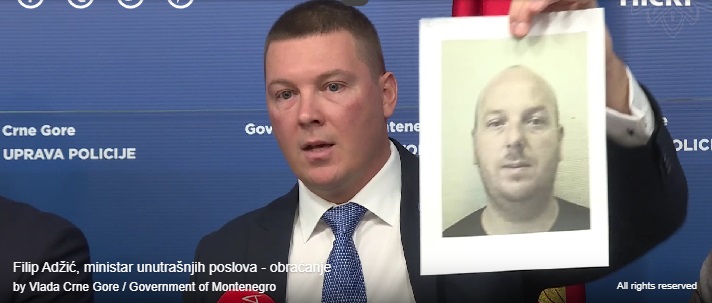 Adžić pokazuje fotografiju Erića