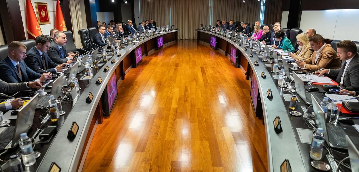 Sa sjednice na kojoj je data saglasnost za izgradnju spomenika Amfilohiju Radoviću u Beranama (Foto: Vlada Crne Gore)