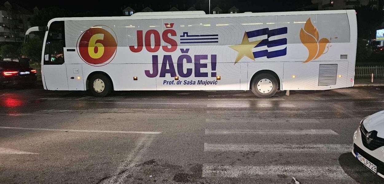 Autobus liste "Još jače - prof. dr Saša Mujović" (Foto: Portal ETV)