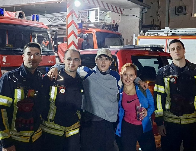 Predah nakon akcije spašavanja: Kotorski vatrogasci sa Francuzom i Ruskinjom (Foto: Služba zaštite i spašavanja Kotor)