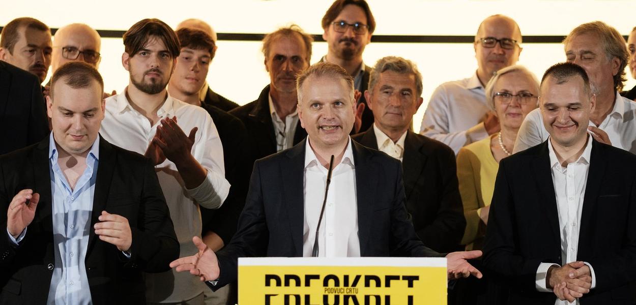 Srđan Perić sa kandidatima za odbornike Pokreta Preokret (Foto: Pokret Preokret)