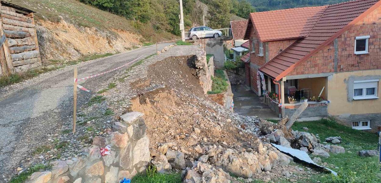 Srušen potporni zid (Foto: Berane online)