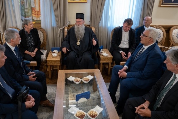 Andrija Mandić i Laslo Kover sa mitropolitom Joanikijem