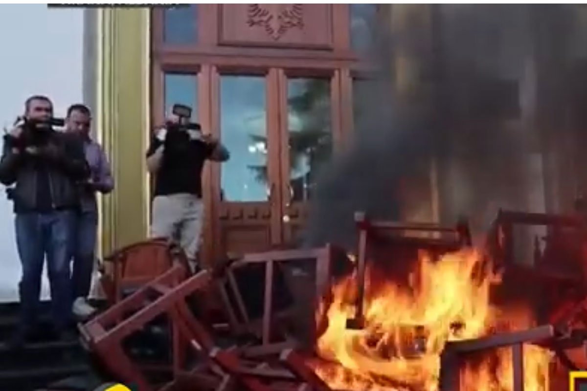 Zapaljene stolice ispred albanskog parlamenta (Foto: Jutjub - stop kadar)