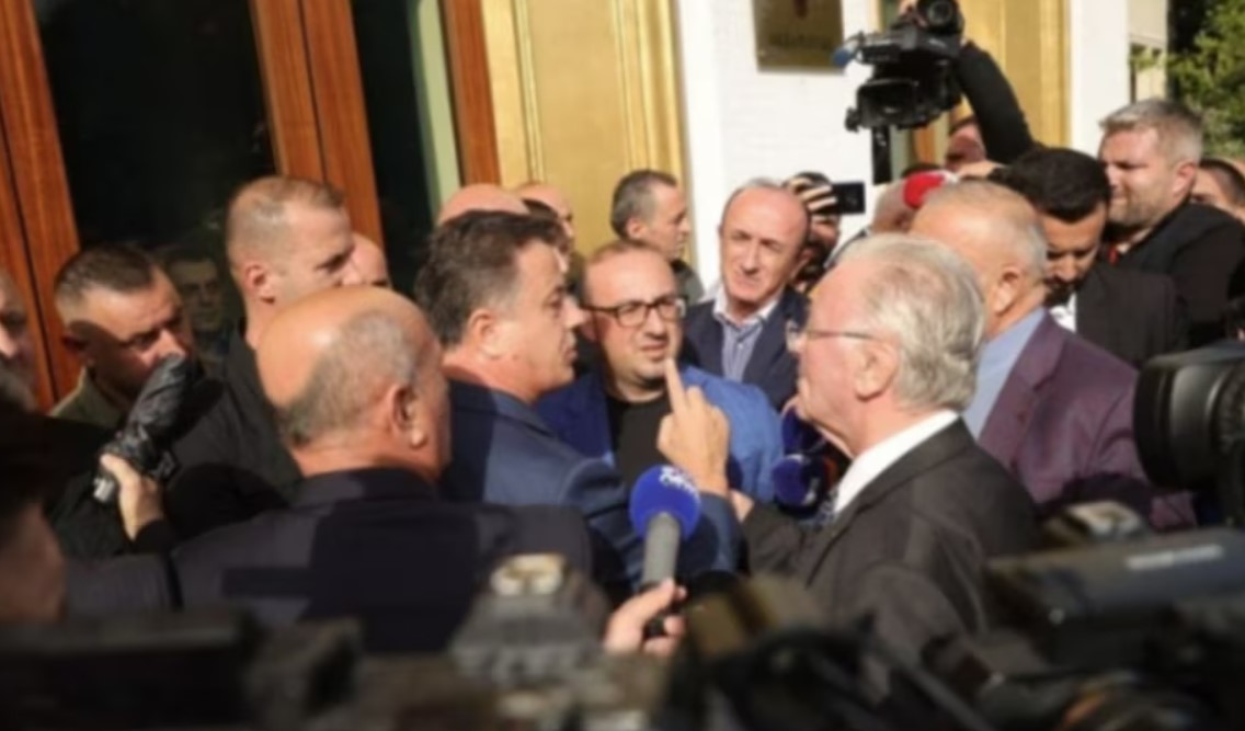 Poslanici desne opozicije ispred zgrade Parlamenta u Tirani, 3. oktobra 2024. (Foto: MIA)