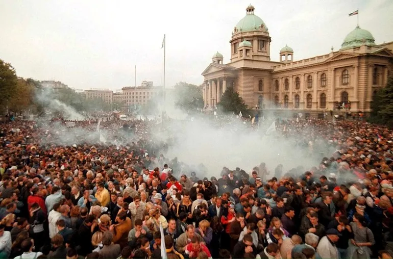 Dešavanja 5. oktobra ispred Skupštine Srbije (Foto: EPA)