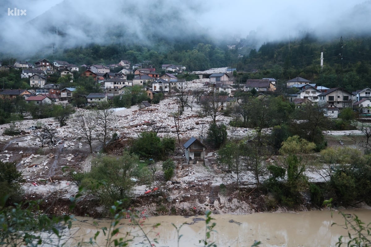 Mnoge kuće su zatrpane uslijed odrona (Foto: Klix.ba)