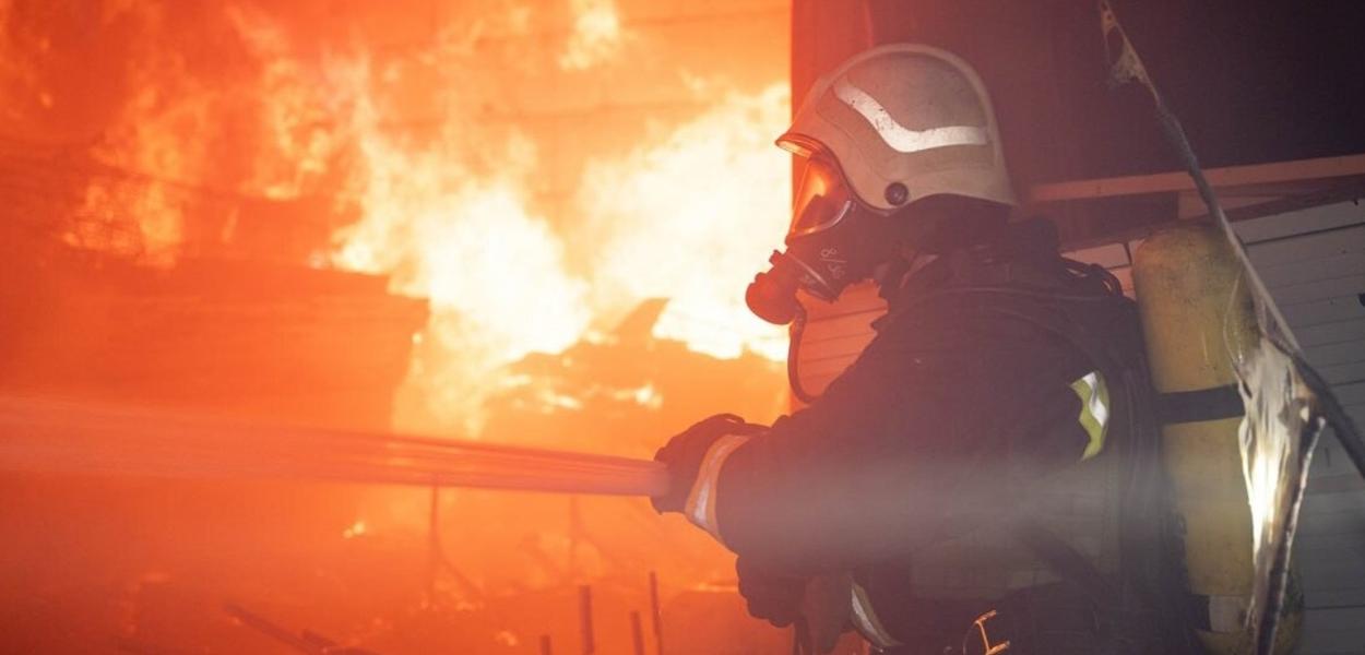Ukrajinski vatrogasac bori se sa požarom 6. oktobra nakon ruskog vazdušnog napada na lučki grad Odesu (Foto: Društvene mreže)