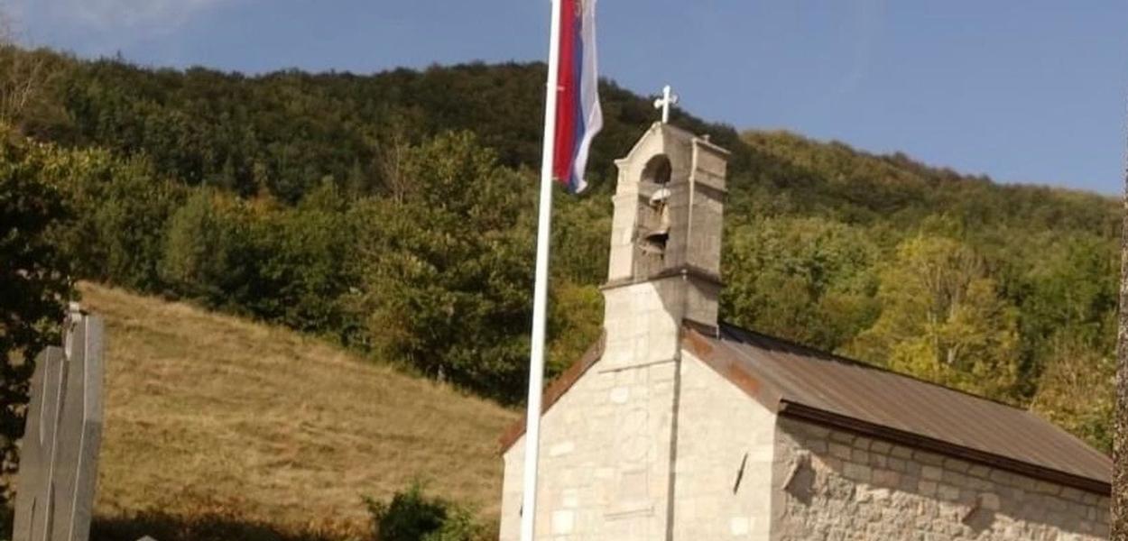 Crkva Srbije na jarbolu ispred crkve u mojkovačkom selu Štitarice postavila srpsku trobojku