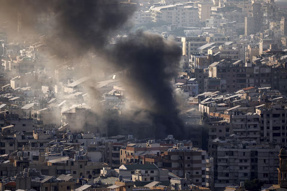 Gusti dim se diže iz južnih predgrađa Bejruta, viđeno iz Babde, Bejrut, Liban, 12. oktobra 2024. (Foto: REUTERS/Louisa Gouliamak)