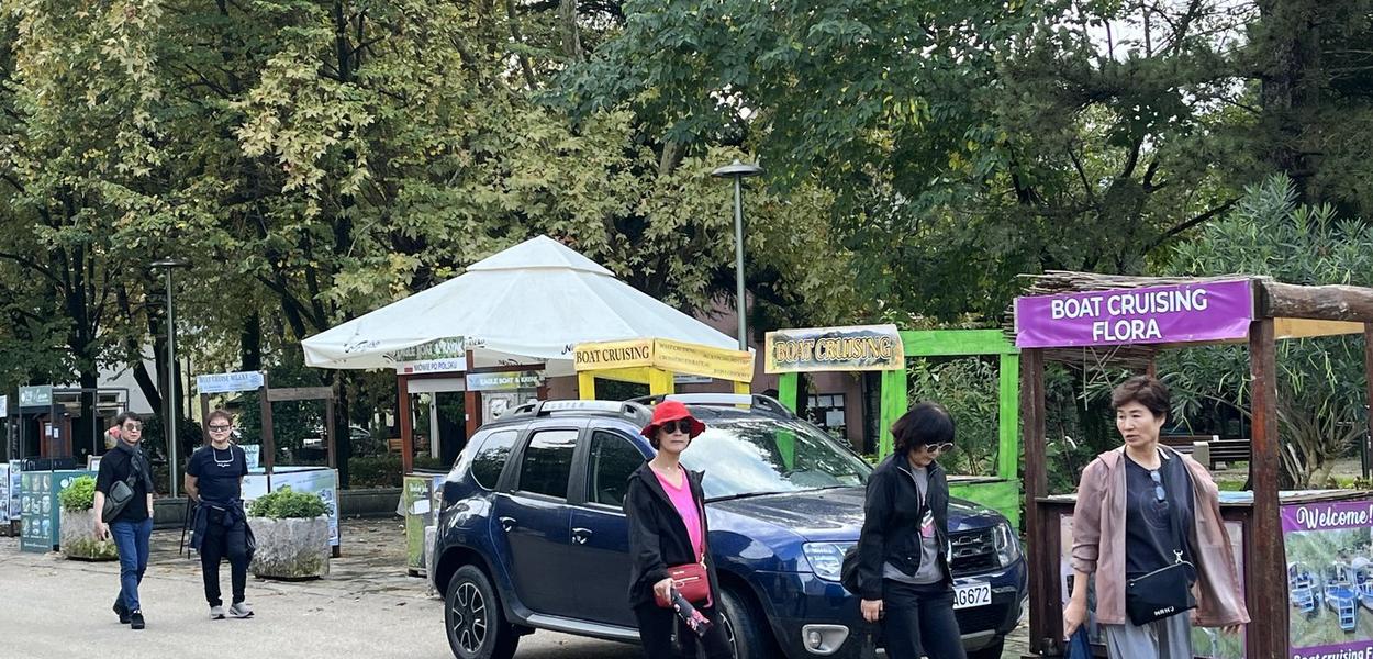 Turisti prinuđeni da se kreću prometnom ulicom (Foto: Tamara Klikovac/Portal ETV)