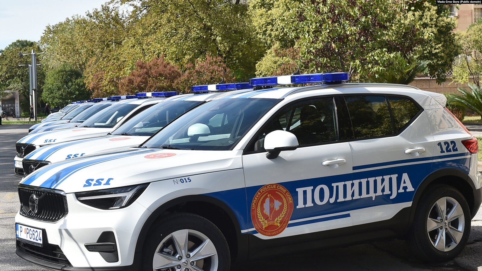 Ćirilizovan natpis na policijskim automobilima u Crnoj Gori