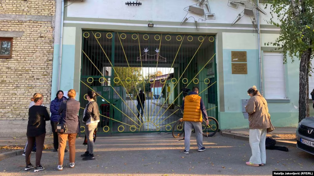Ispred Osnovne škole "Sečenji Ištvan" u Subotici gdje se dogodilo ranjavanje učenice, 18.10.2024. (Foto: Natalija Jakovljević (RFE/RL))