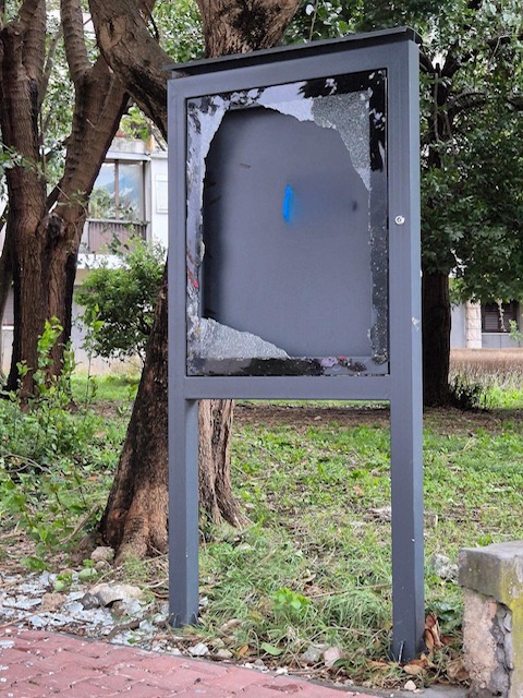 Polonljena tabla u Kotoru (Foto: Radio Kotor)