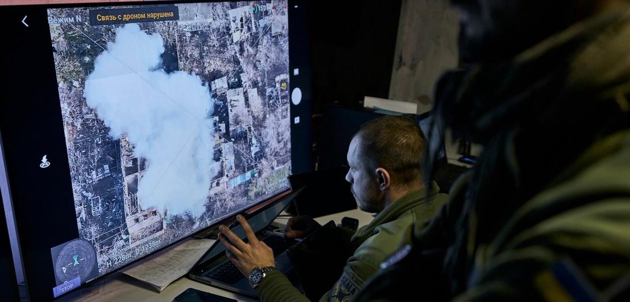 Ukrajinski vojnici gledaju snimak iz drona u podzemnom komandnom centru u Bahmutu (arhivska fotografija) (Foto: AP)