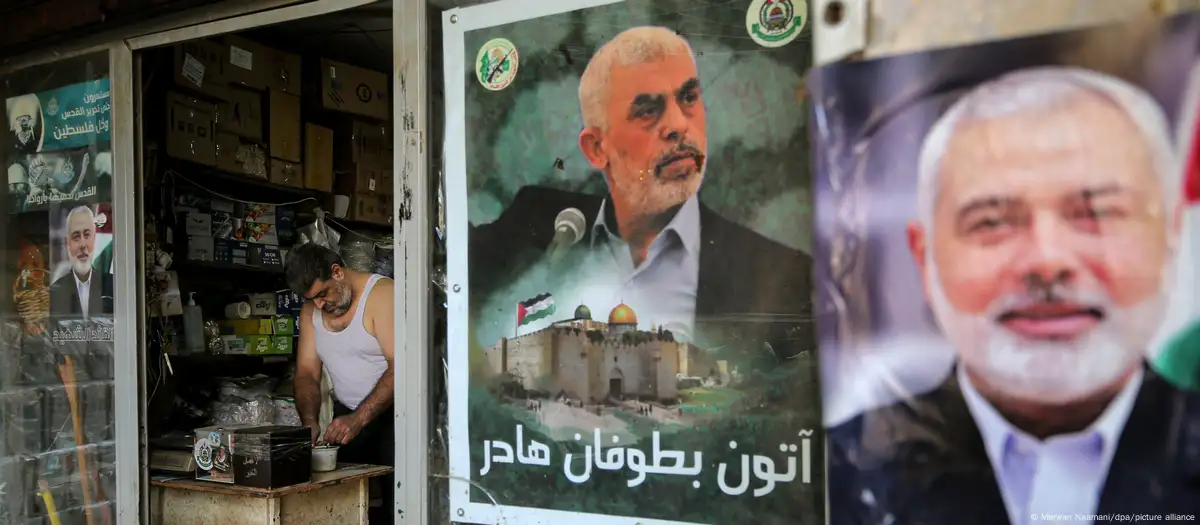 Posteri sa likom Sinvara u palestinskom izbjegličkom kampu u Bejrutu (Foto: Marwan Naamani/dpa/picture alliance)