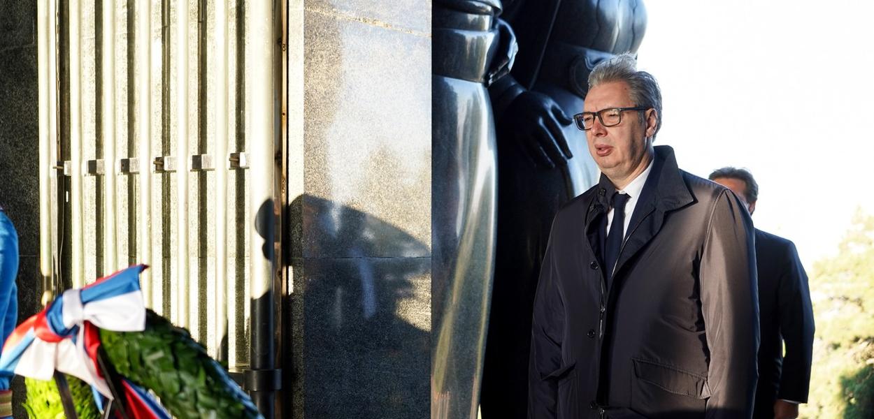 Vučić polaže vijenac na Spomenik neznanom junaku povodom 80 godina oslobođenja Beograda