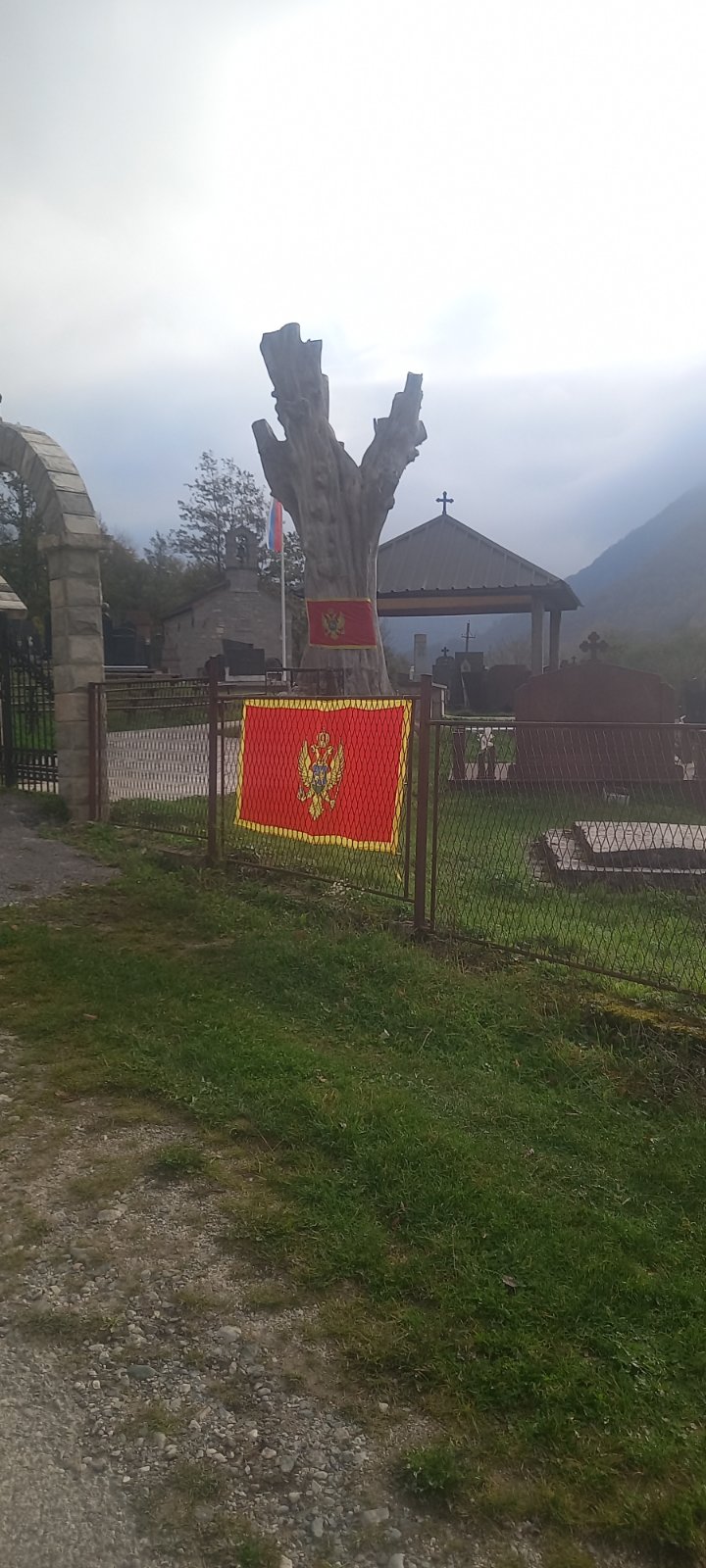 „RAT“ ZASTAVAMA: Crnogorski državni simboli ispred crkve u Štitaricama „trajali samo jedan dan“ (Foto: Privatna arhiva)
