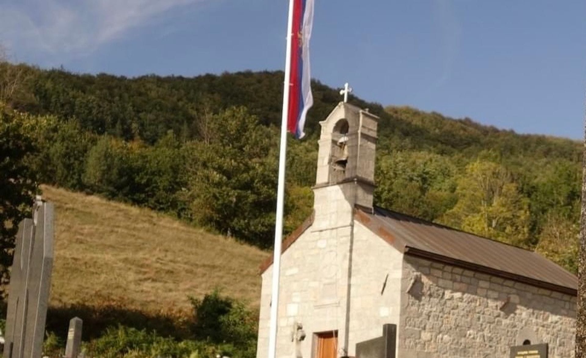 POZIVAJU SE NA TAKOZVANI TEMELJNI UGOVOR: Crkva Srbije nedavno postavila jarbol sa srpskom trobojkom ispred crkve u Štitaricama