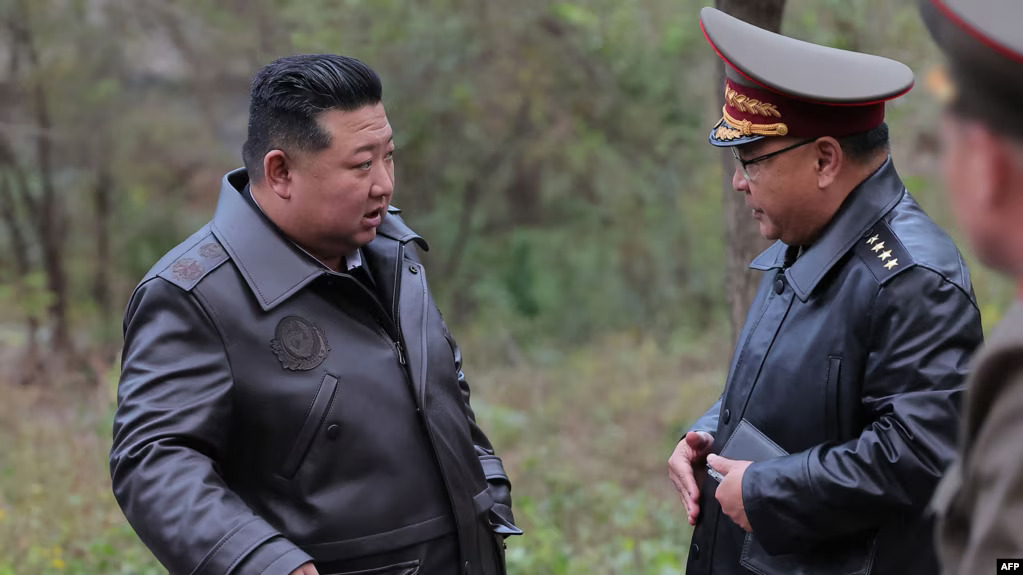 Nedatirana slika koju je 23. oktobra 2024. objavila zvanična centralna novinska agencija Sjeverne Koreje (KCNA) prikazuje sjevernokorejskog lidera Kim Džong Un-a (lijevo) u raketnoj bazi na neotkrivenoj lokaciji u Sjevernoj Koreji (Foto: KCNA/AFP)