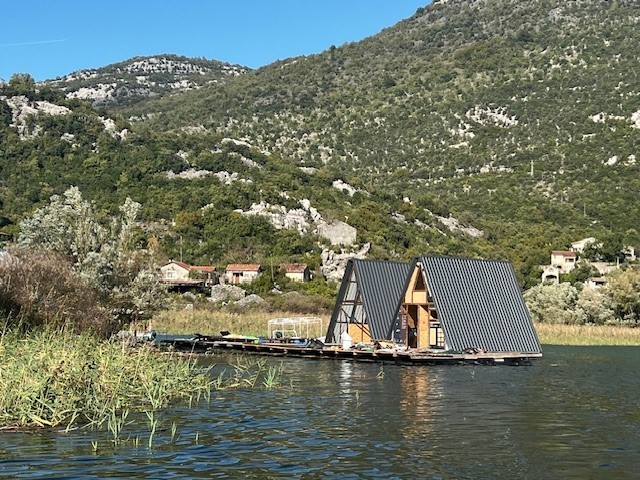 Nelegalni plutajući drveni bungalovi bespravno privezani uz zemljište Prijestonice Cetinje (Foto: Privatna arhiva)