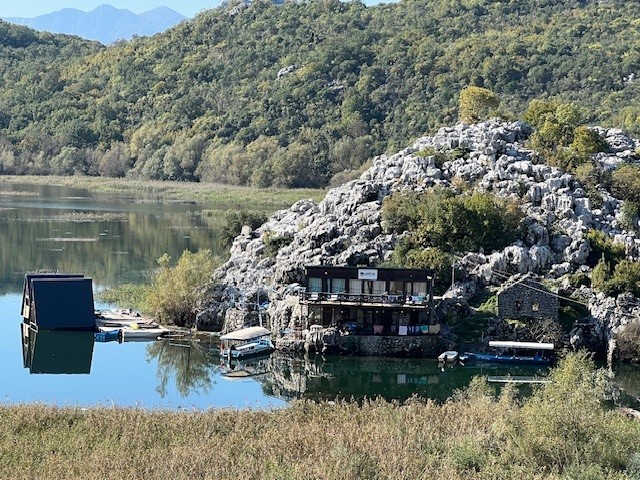 Dva nelegalna plutajuća bungalova nelegalno privezana uz Karučki krš, brdo u vlasništvu Prijestonice Cetinje (Foto: Privatna arhiva)