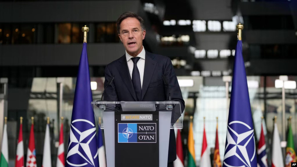Generalni sekretar NATO-a Mark Rute u obraćanju medijima, Brisel, 28. oktobra 2024. (Foto: AP)