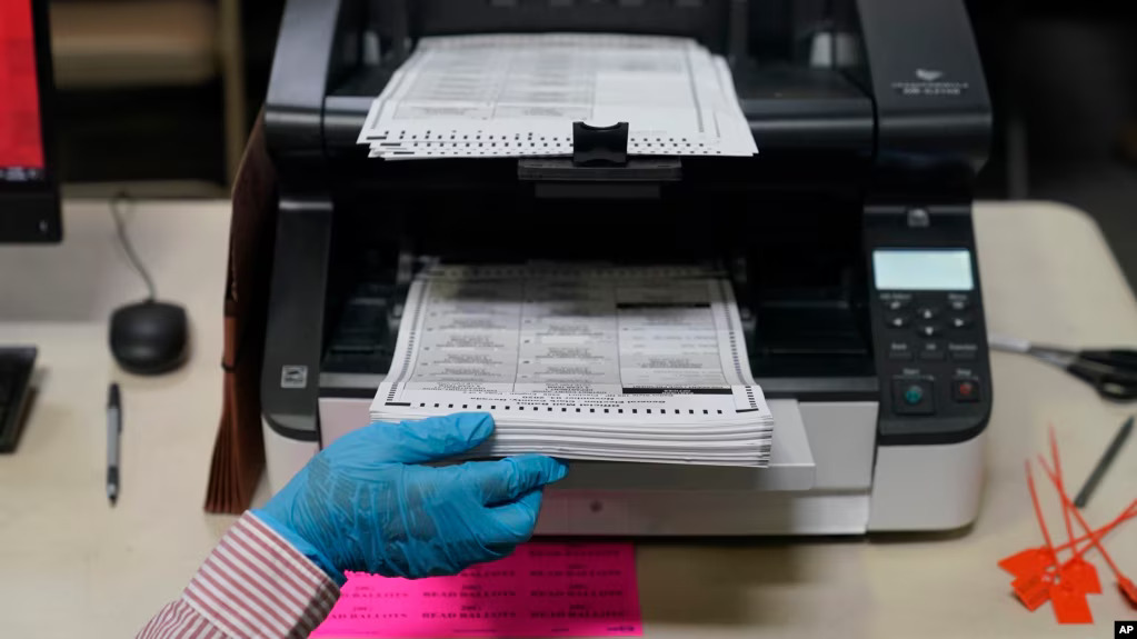 Prebrojavanje glasova pristiglih poštom u Nevadi 2020. (Foto: AP/John Locher)