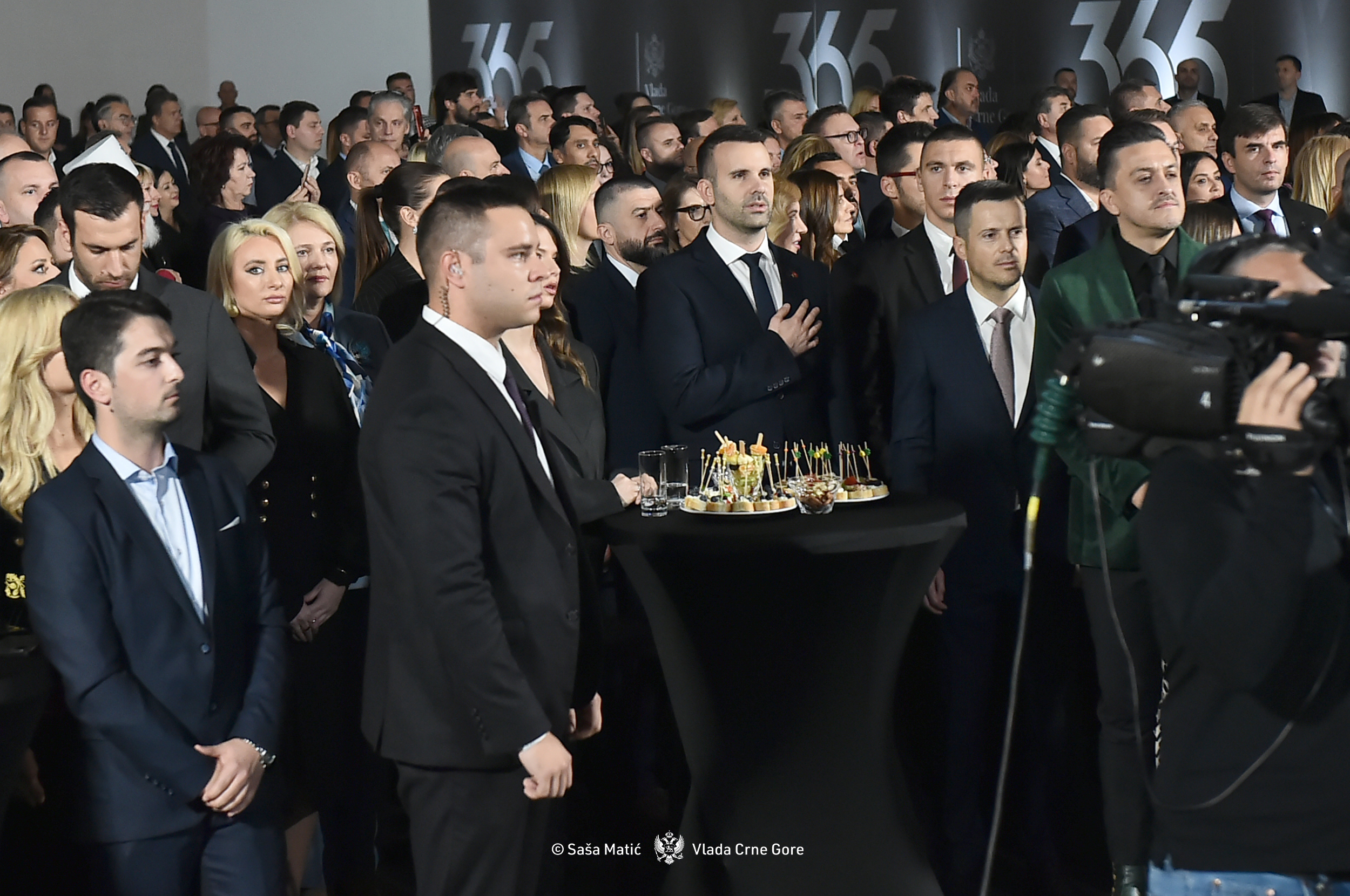 Milojko Spajić tokom izvođenja himne