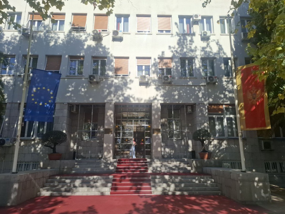 Zastave spuštene na polja koplja (Foto: Skupština Crne Gore)