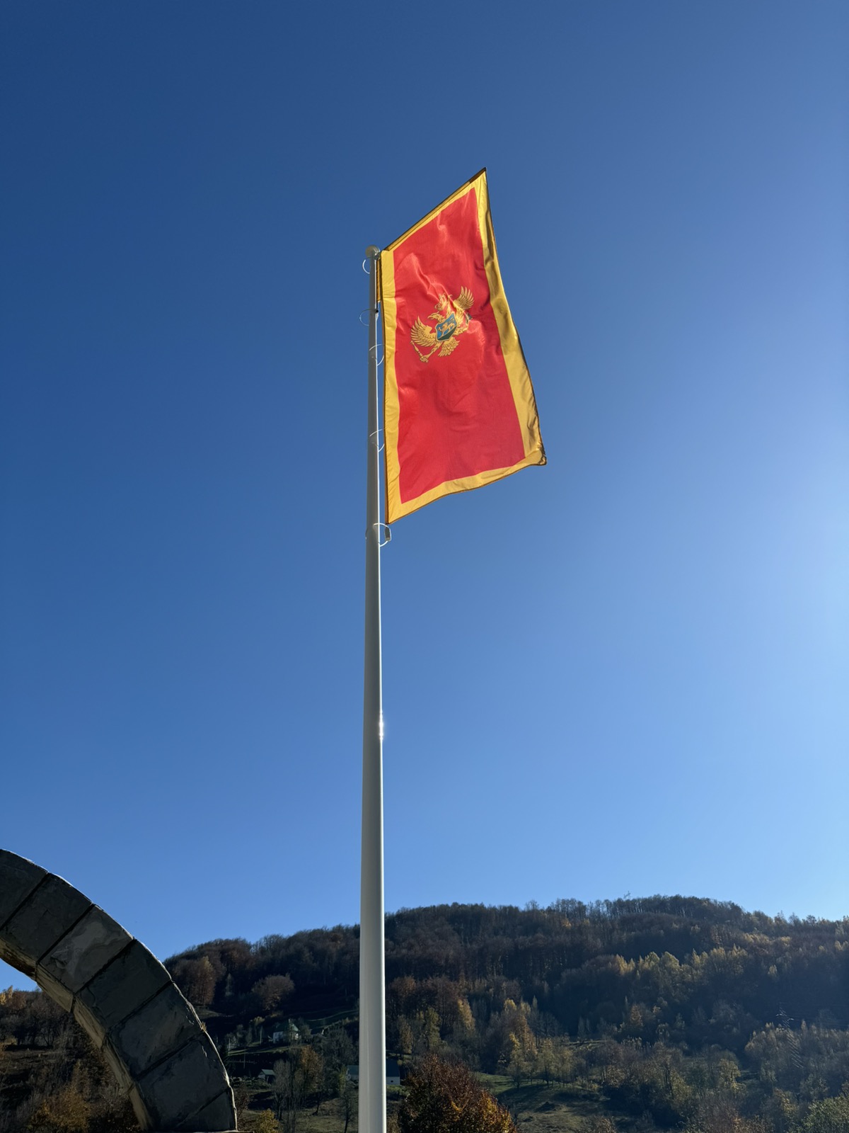 Dio mještana mještana skupili novac za jarbol i podigli zastavu ispred crkve