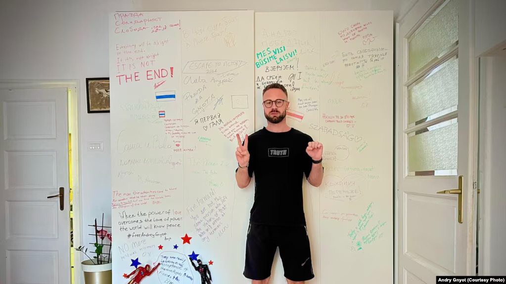 Bjeloruski aktivista, reditelj i novinar Andrej Gnjot u stanu u Srbiji gdje je bio u kućnom pritvoru. Fotografija je RSE poslata 31. oktobra, na dan kada mu je kućni pritvor ukinut (Foto: Andrej Gnjot/Courtesy Photo)