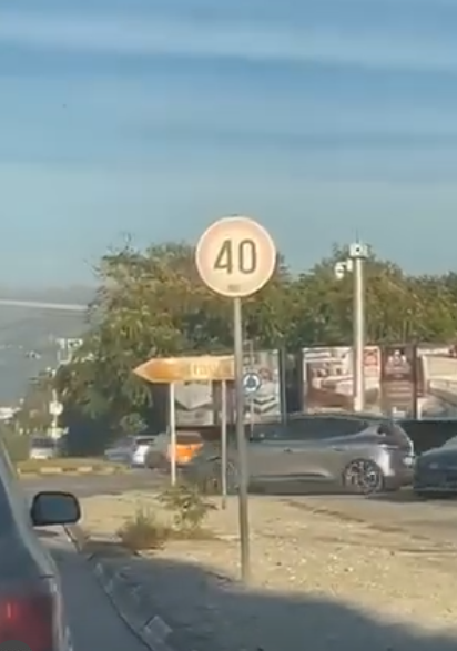 Automobil u kom su navodno pobjegli osumnjičeni za ubistvo Lipovine i Pejakovića (Foto: TV E - stop kadar)