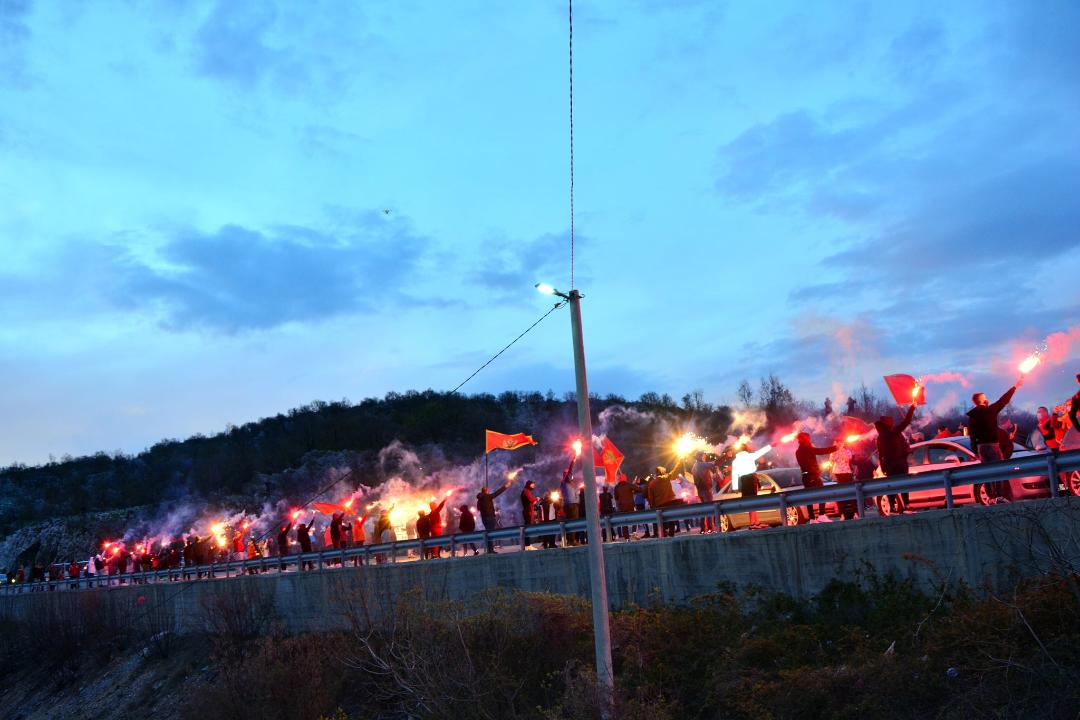 PRIMORALI VLADU DA ODUSTANE OD ODLUKE: Građani blokirali magistralni put ka Nikšiću u mjestu Bogetići