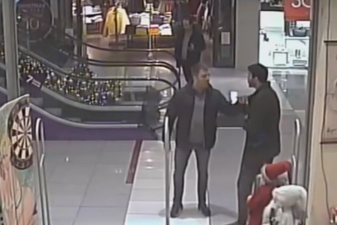 Kadar sa snimka jedne od nadzornih kamera u TC Delta na kojem se vidi kako Mijatović 2019. godine napada novinara Vladimira Otaševića