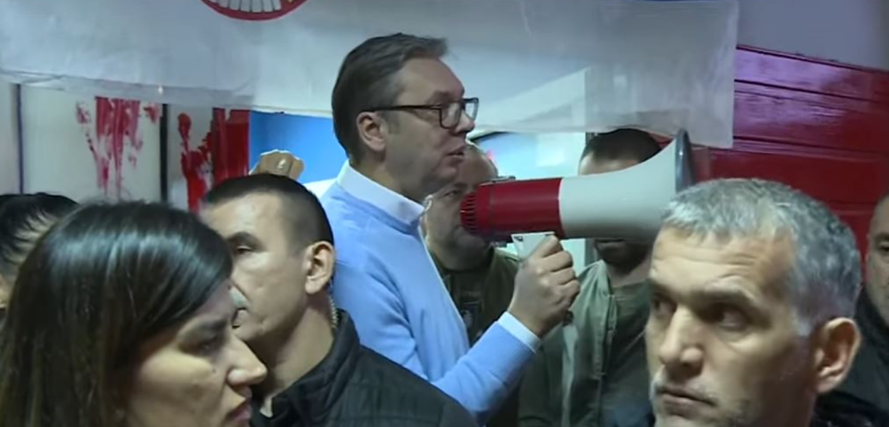 Vučić ispred prostorija SNS-a u Novom Sadu (Foto: Stop kadar)