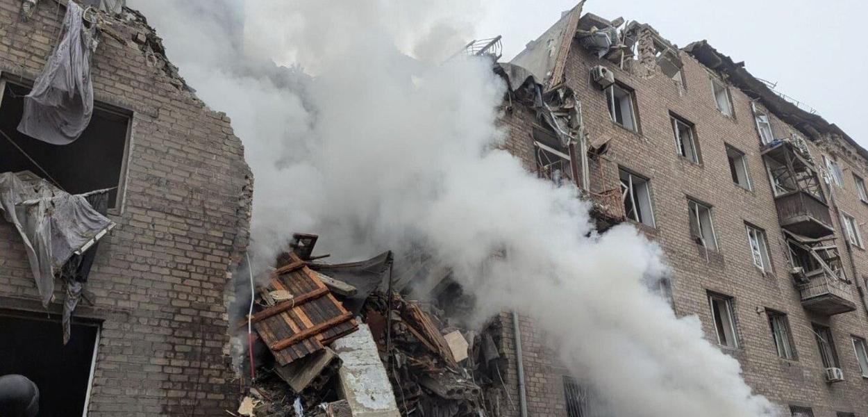 Ruski raketni napad na petospratnicu u Krivij Rihu (Foto: t.me/dsns_telegram)